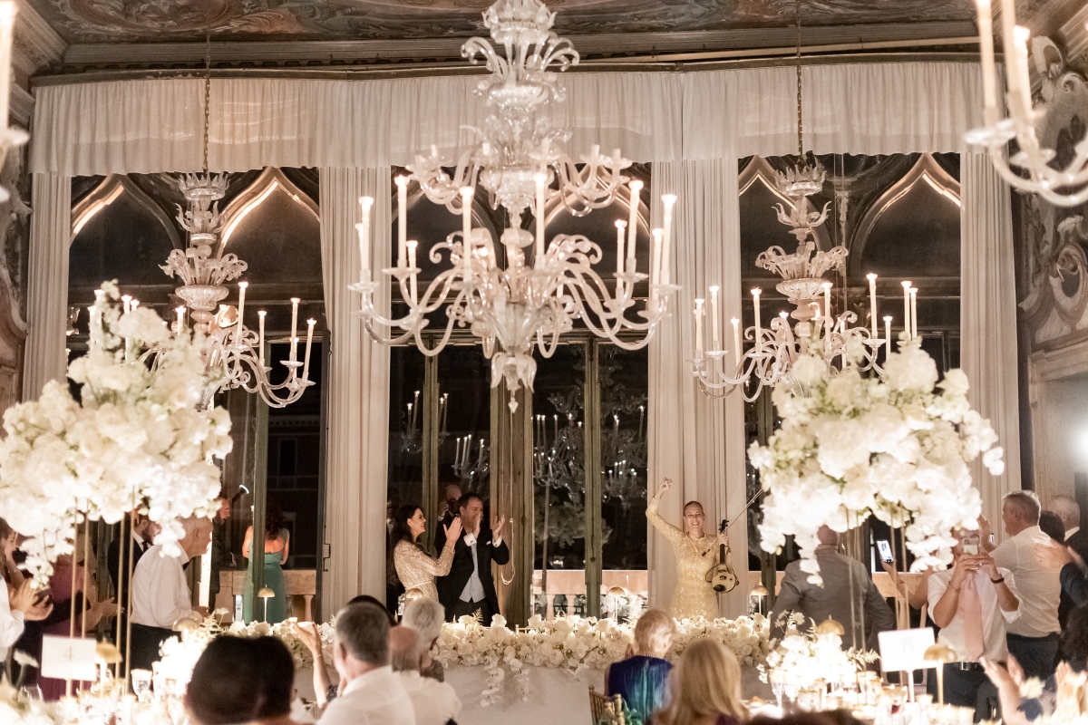 Grandi lampadari, spazi importanti e un contesto storico di raffinata imponenza - ACCAELLE Events | Organizzazione eventi e Wedding planner