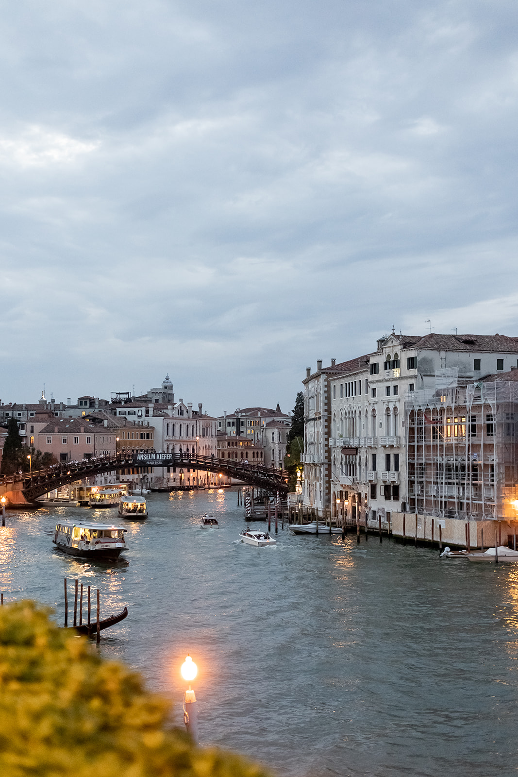 La magia dei canali di Venezia poco prima che calino le luci della sera - ACCAELLE Events | Organizzazione eventi e Wedding planner
