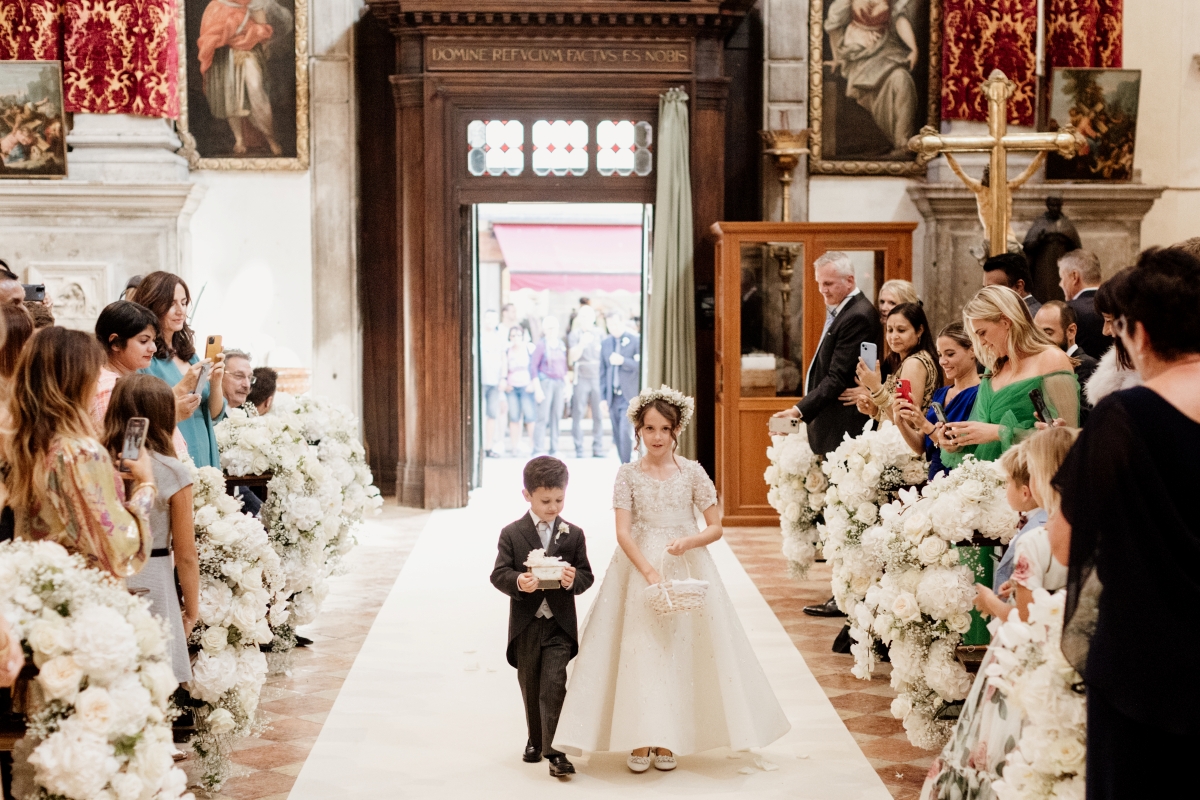 Paggetti che entrano in chiesa e portano le fedi all'altate - ACCAELLE Events | Organizzazione eventi e Wedding planner
