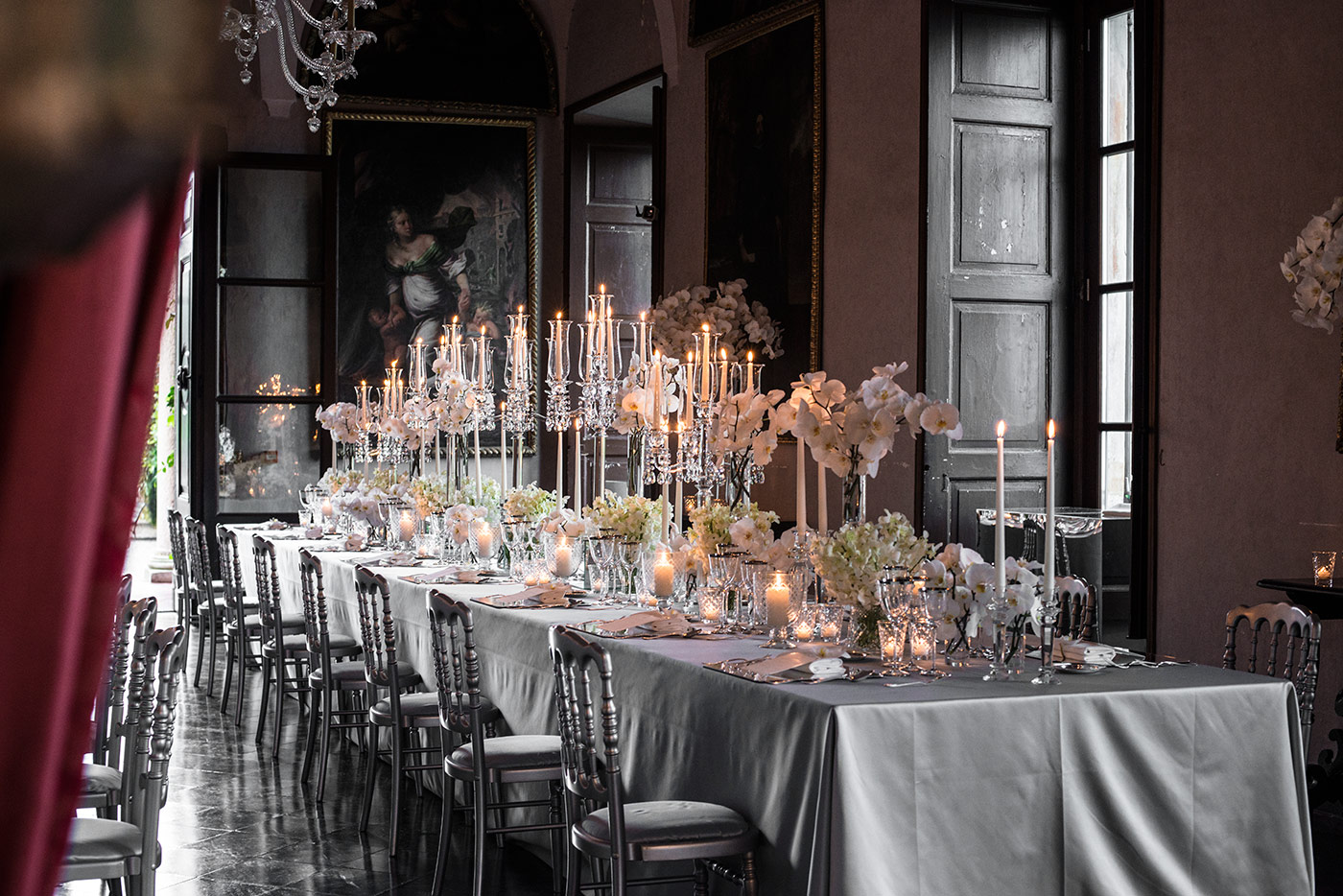 tavola apparecchiata con candelabri a creare atmosfera dentro salone di grande prestigio - ACCAELLE Events | Organizzazione eventi e Wedding planner