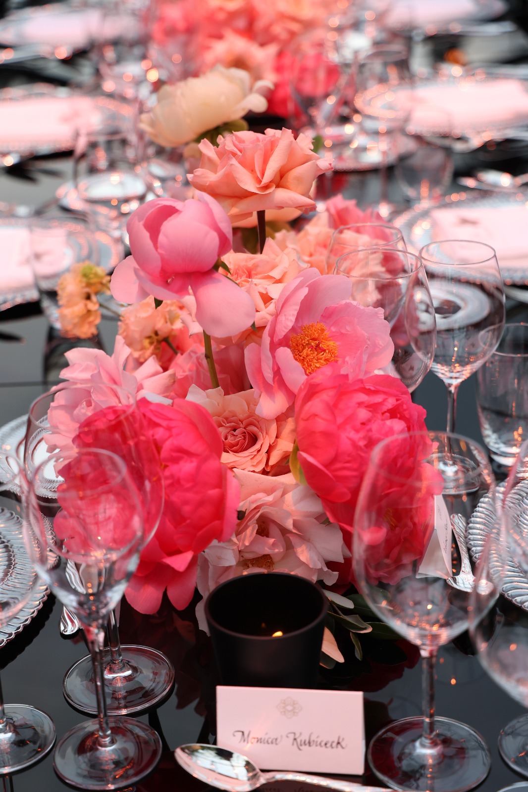 Tavola imbandita con fiori rosa e fucsia a centro tavola - ACCAELLE Events | Organizzazione eventi e Wedding planner