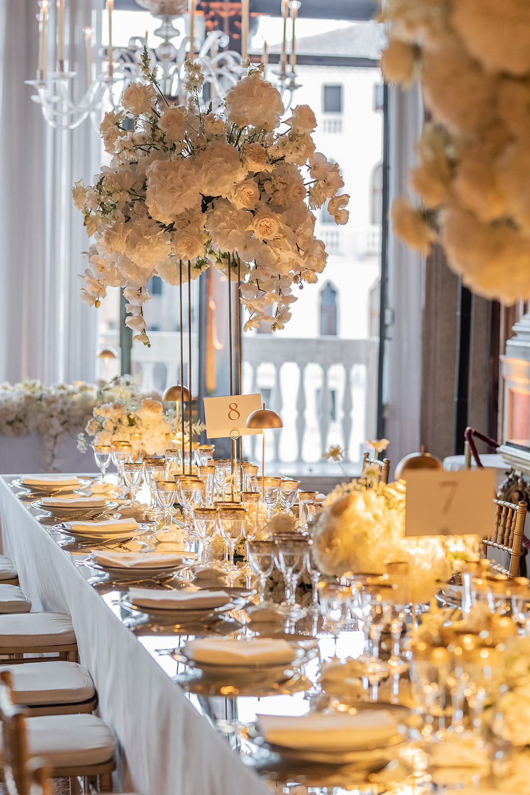 Tavola imbandita di giallo addobbata affacciati sul canale - ACCAELLE Events | Organizzazione eventi e Wedding planner