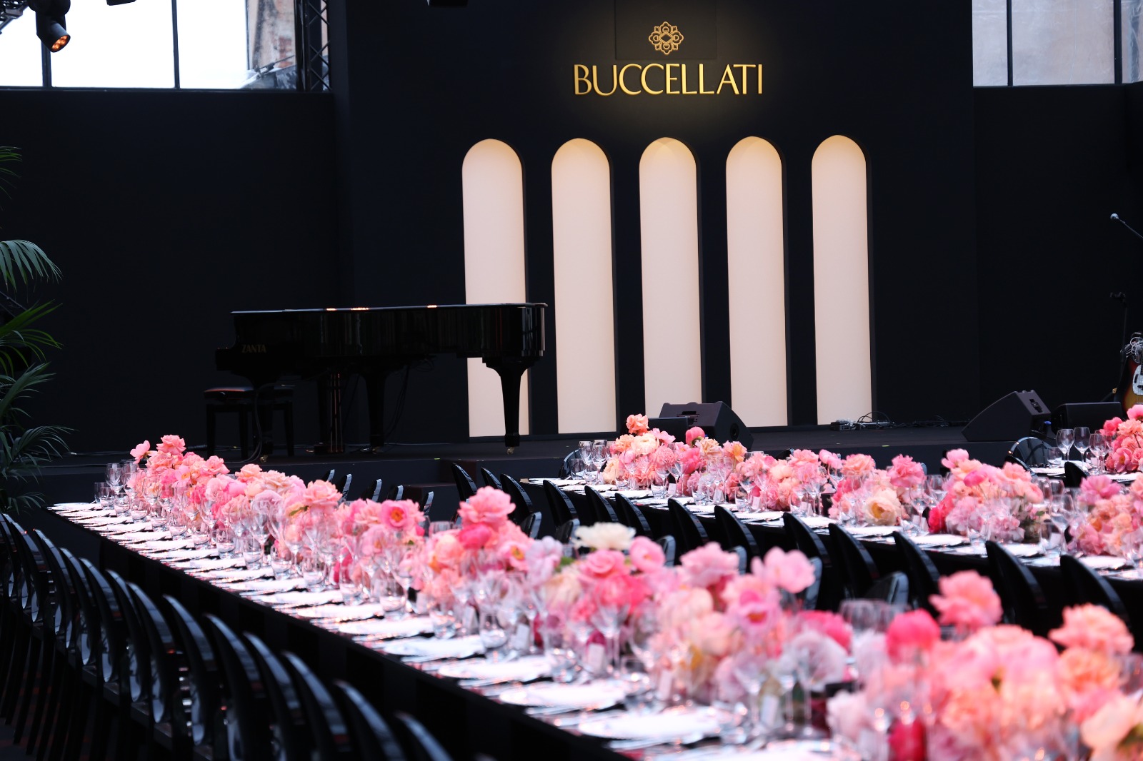 Tavolate apparecchiate con fiori rosa e fucsia - ACCAELLE Events | Organizzazione eventi e Wedding planner