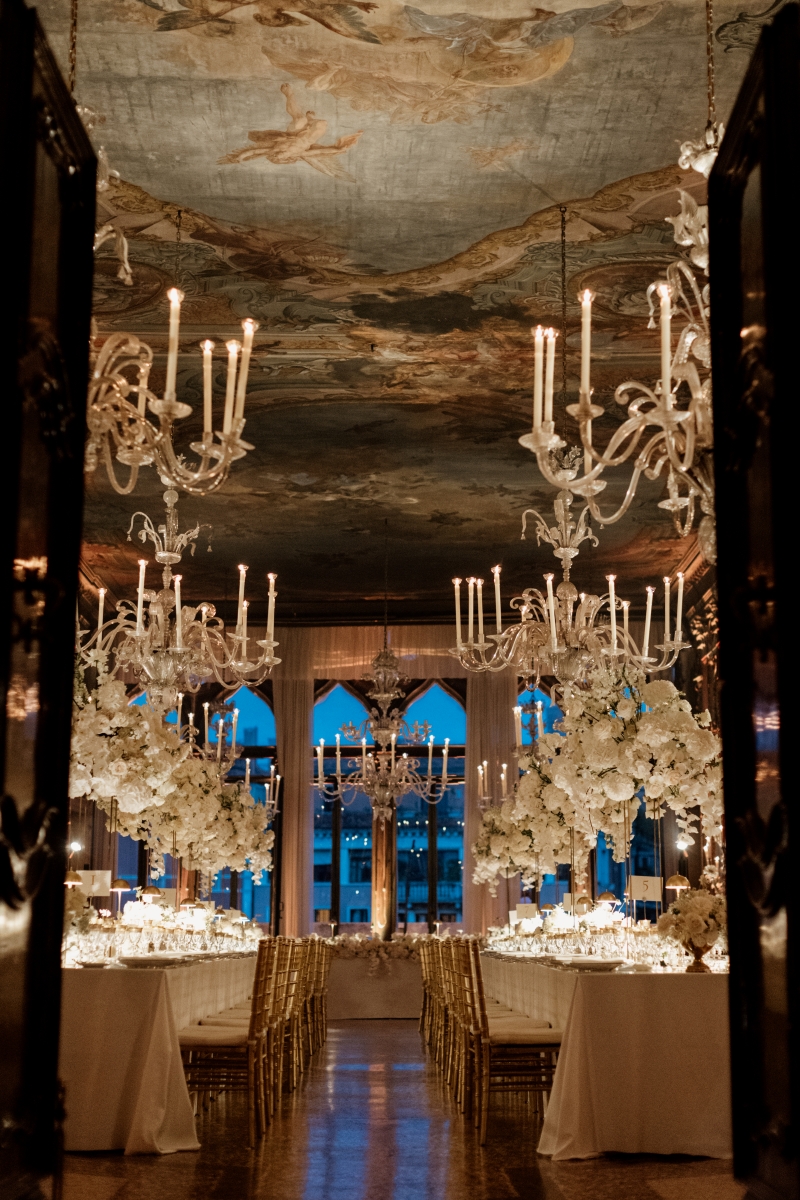 Tavole apparecchiate e con decorazioni floreali e candelabri e soffitto decorato - ACCAELLE Events | Organizzazione eventi e Wedding planner