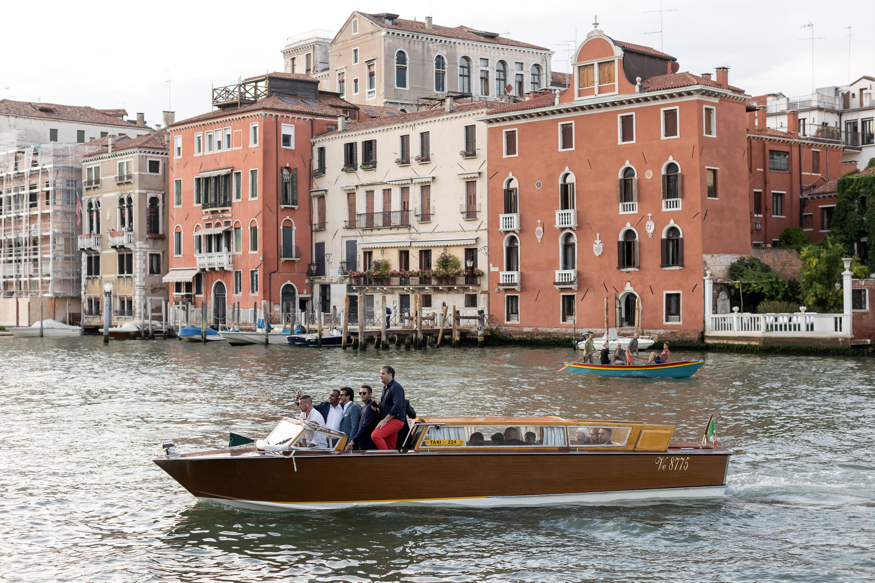Taxi d'acqua a Venezia con sposi a bordo per trasferimento vero la location del matrimonio - ACCAELLE Events | Organizzazione eventi e Wedding planner