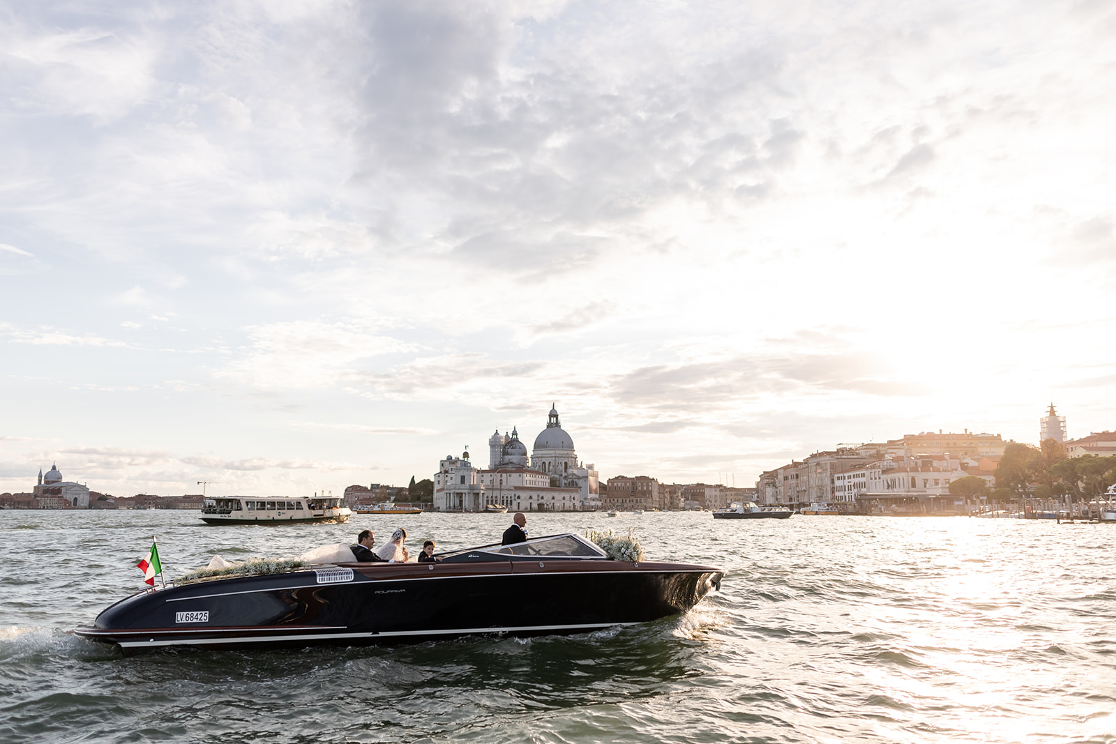 Taxi d'acqua con Venezia sullo sfondo - ACCAELLE Events | Organizzazione eventi e Wedding planner