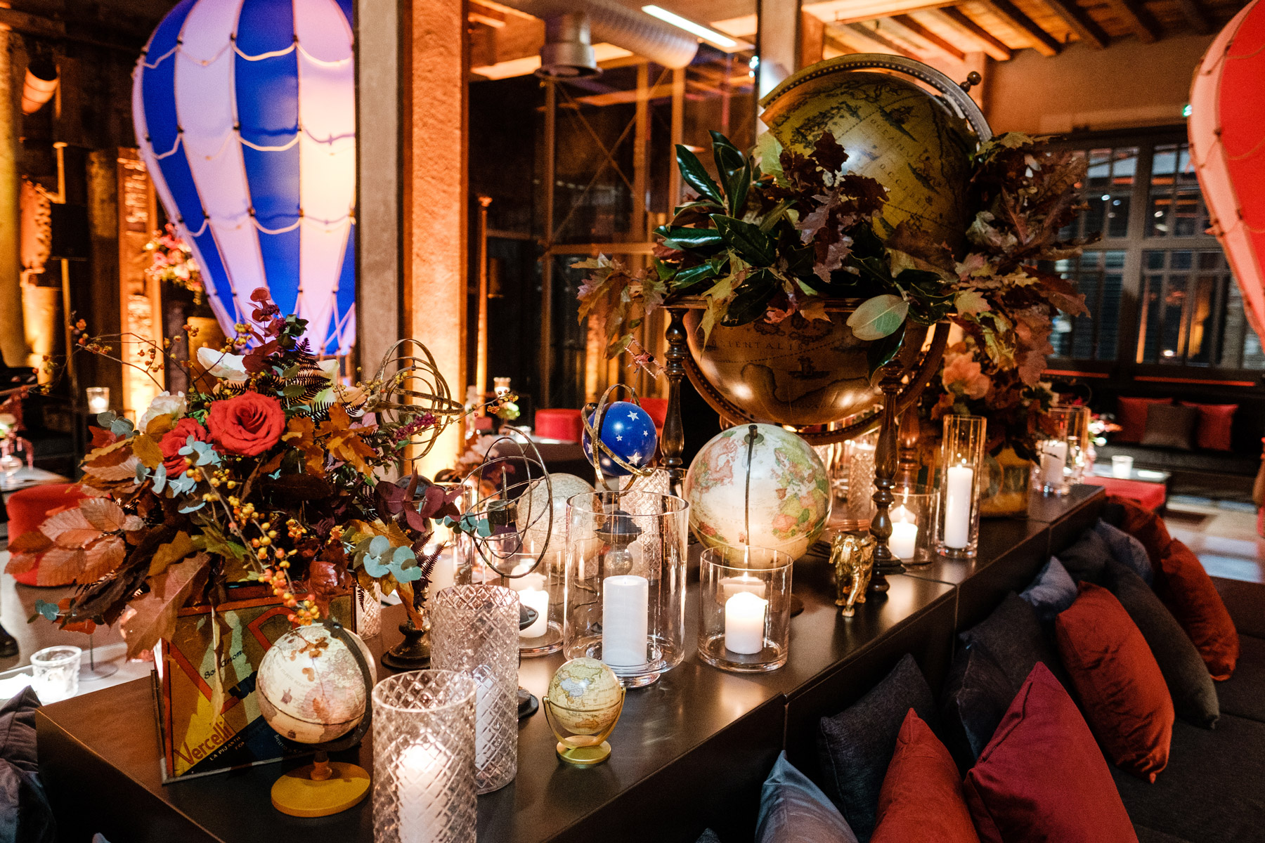 Allestimento decorativo con mongolfiera blu sullo sfondo - ACCAELLE Events | Organizzazione eventi e Wedding planner