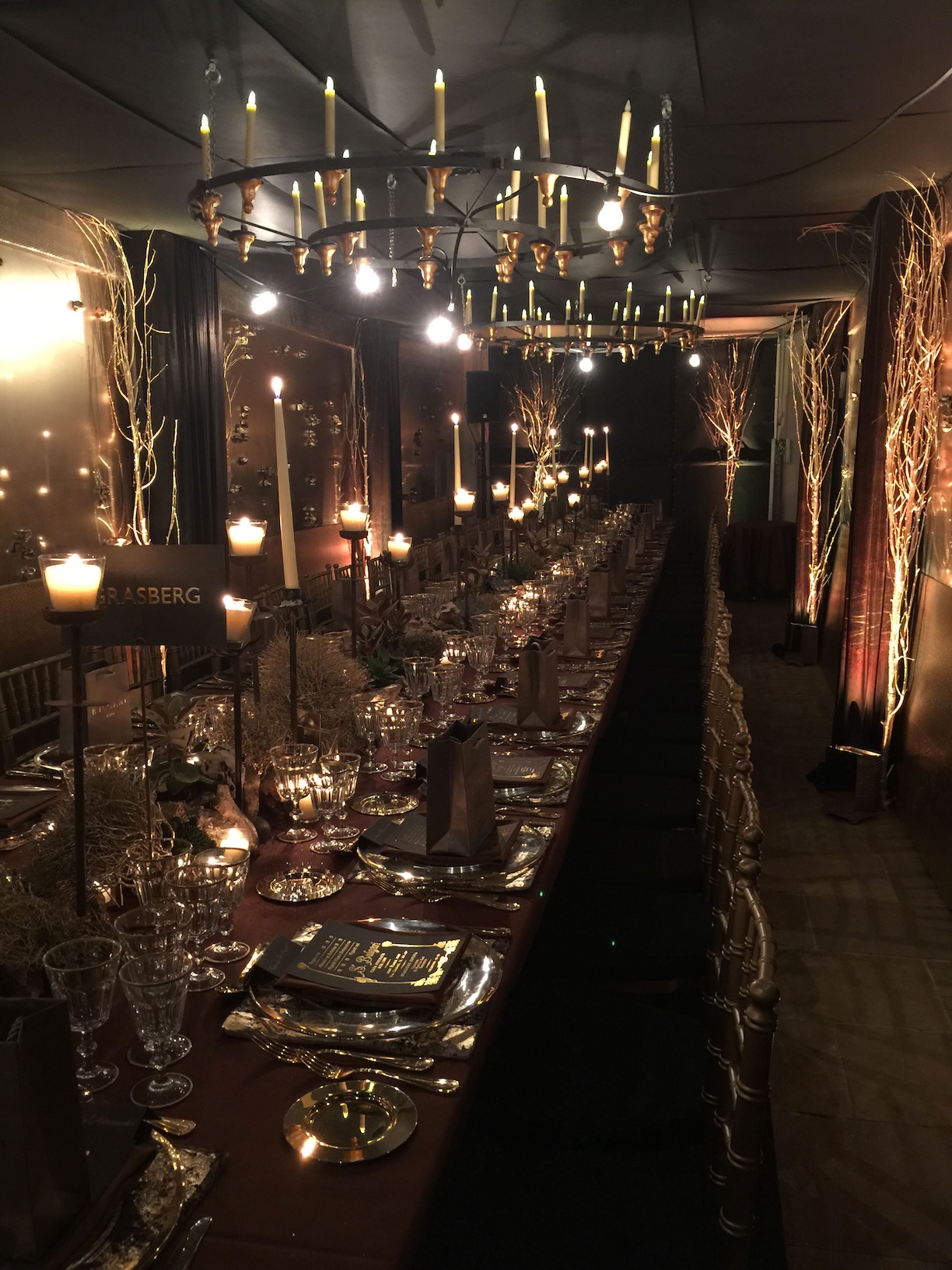 Allestimento elegante tavola lunga per evento Bvlgari, candelario in bella vista e luci soffuse calde - ACCAELLE Events | Organizzazione eventi e Wedding planner