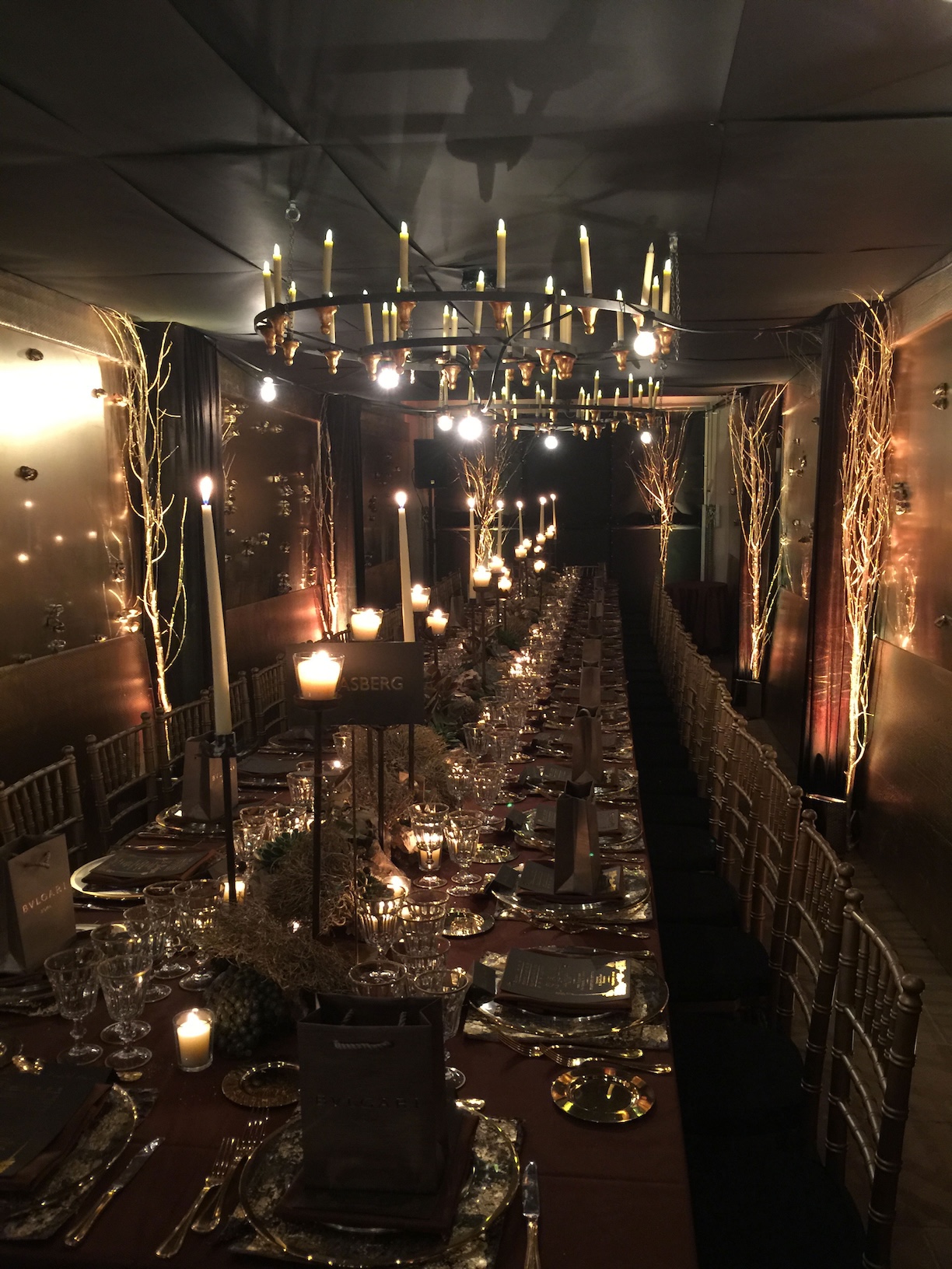 Allestimento elegante tavola lunga per evento Bvlgari, candelario in bella vista e luci soffuse calde - ACCAELLE Events | Organizzazione eventi e Wedding planner