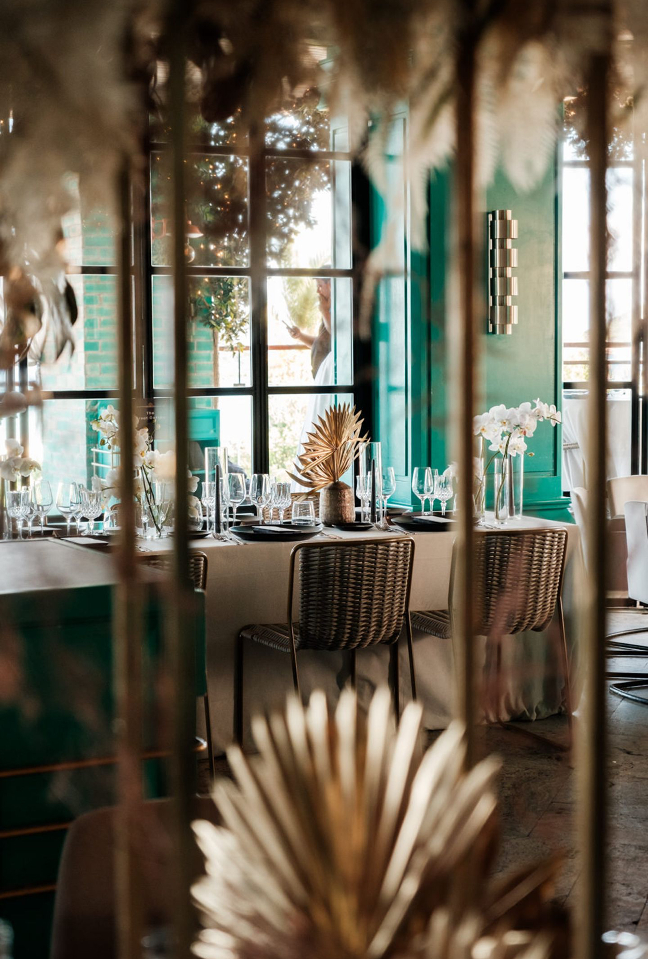  Allestimento interno chic con tavoli e decorazioni di foglie - ACCAELLE Events | Organizzazione eventi e Wedding planner