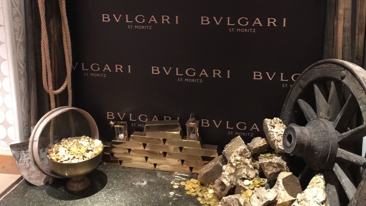 Allestimento scenografico per evento Bvlgari, con parete brandizzata e decorazioni a tema oro e montagna - ACCAELLE Events | Organizzazione eventi e Wedding planner