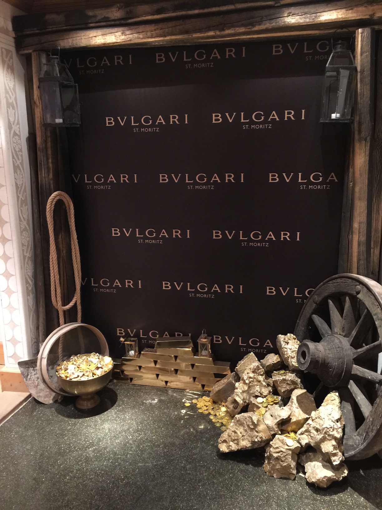 Allestimento scenografico per evento Bvlgari, con parete brandizzata e decorazioni a tema oro e montagna - ACCAELLE Events | Organizzazione eventi e Wedding planner