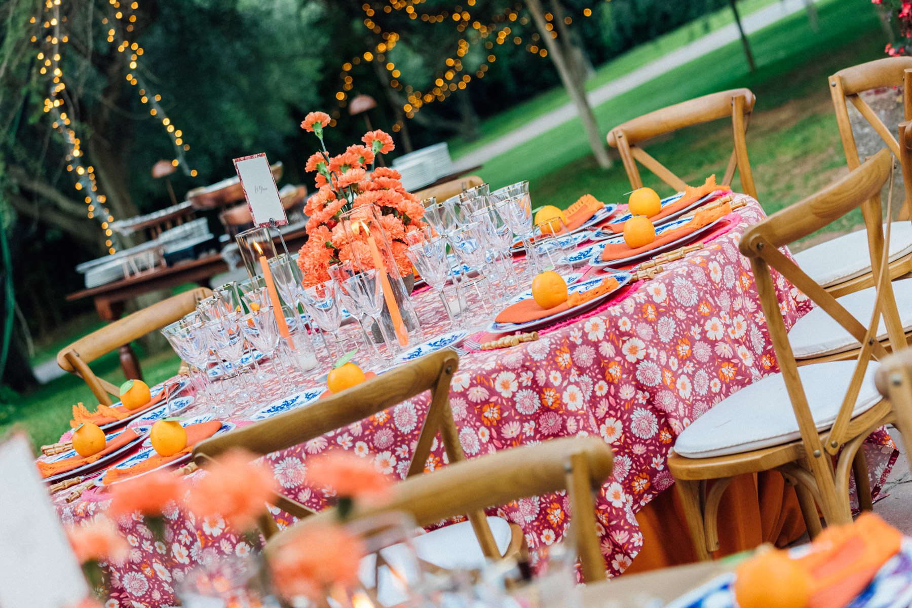 Allestimento tavoli con colori accesi per festa serale - ACCAELLE Events | Organizzazione eventi e Wedding planner