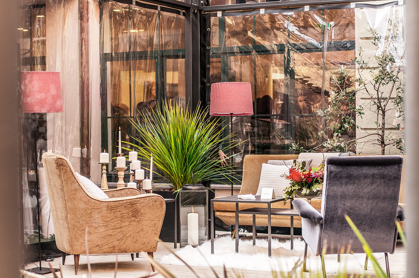 Angolo lounge esterno con poltrona in vimini, piante verdi e lampade rosa - ACCAELLE Events | Organizzazione eventi e Wedding planner