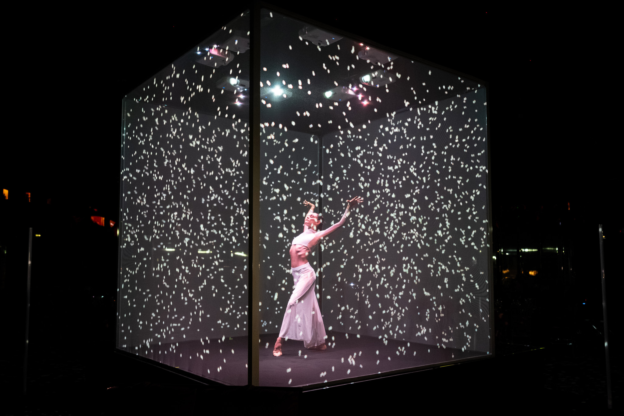 Artista che danza all'interno di una grande struttura cubica trasparente e luminosa - ACCAELLE Events | Organizzazione eventi e Wedding planner