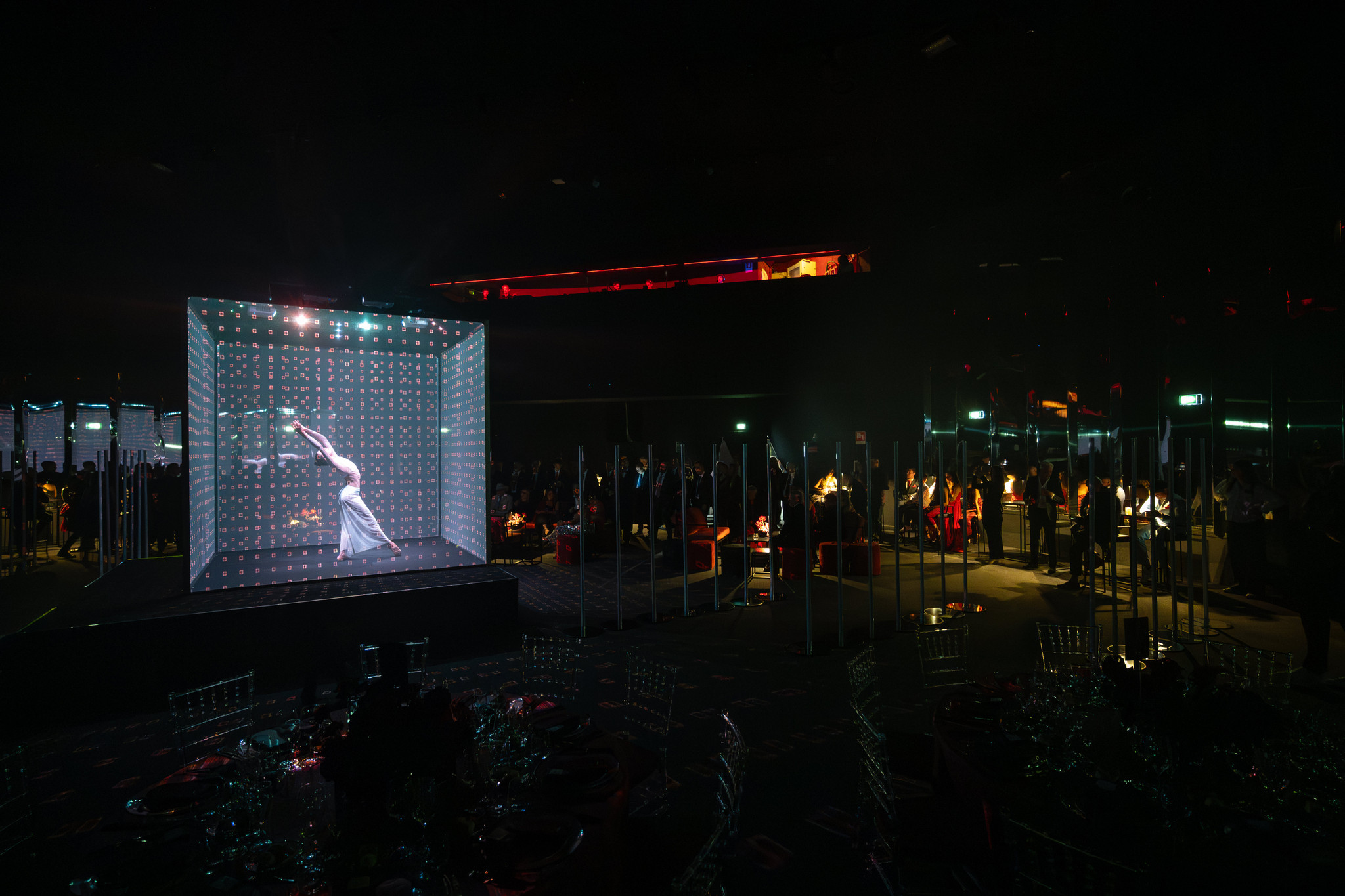 Artista che danza all'interno di una grande struttura cubica trasparente e luminosa - ACCAELLE Events | Organizzazione eventi e Wedding planner