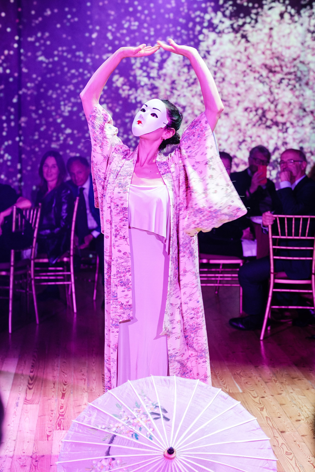 Artista con trucco bianco e abito rosa stile geisha si esibisce per gli ospiti. - ACCAELLE Events | Organizzazione eventi e Wedding planner