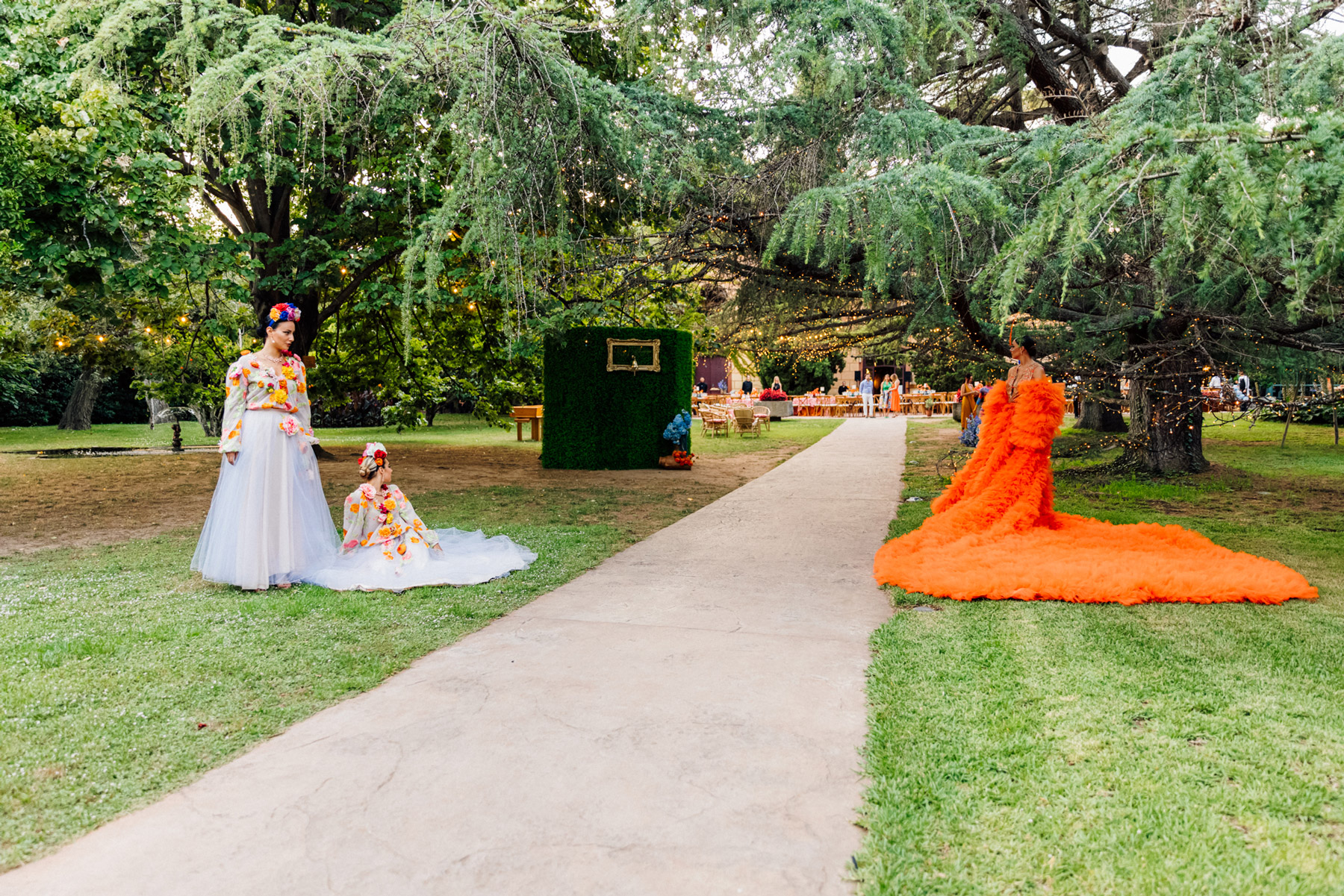 Artiste con costumi su un prato verde - ACCAELLE Events | Organizzazione eventi e Wedding planner