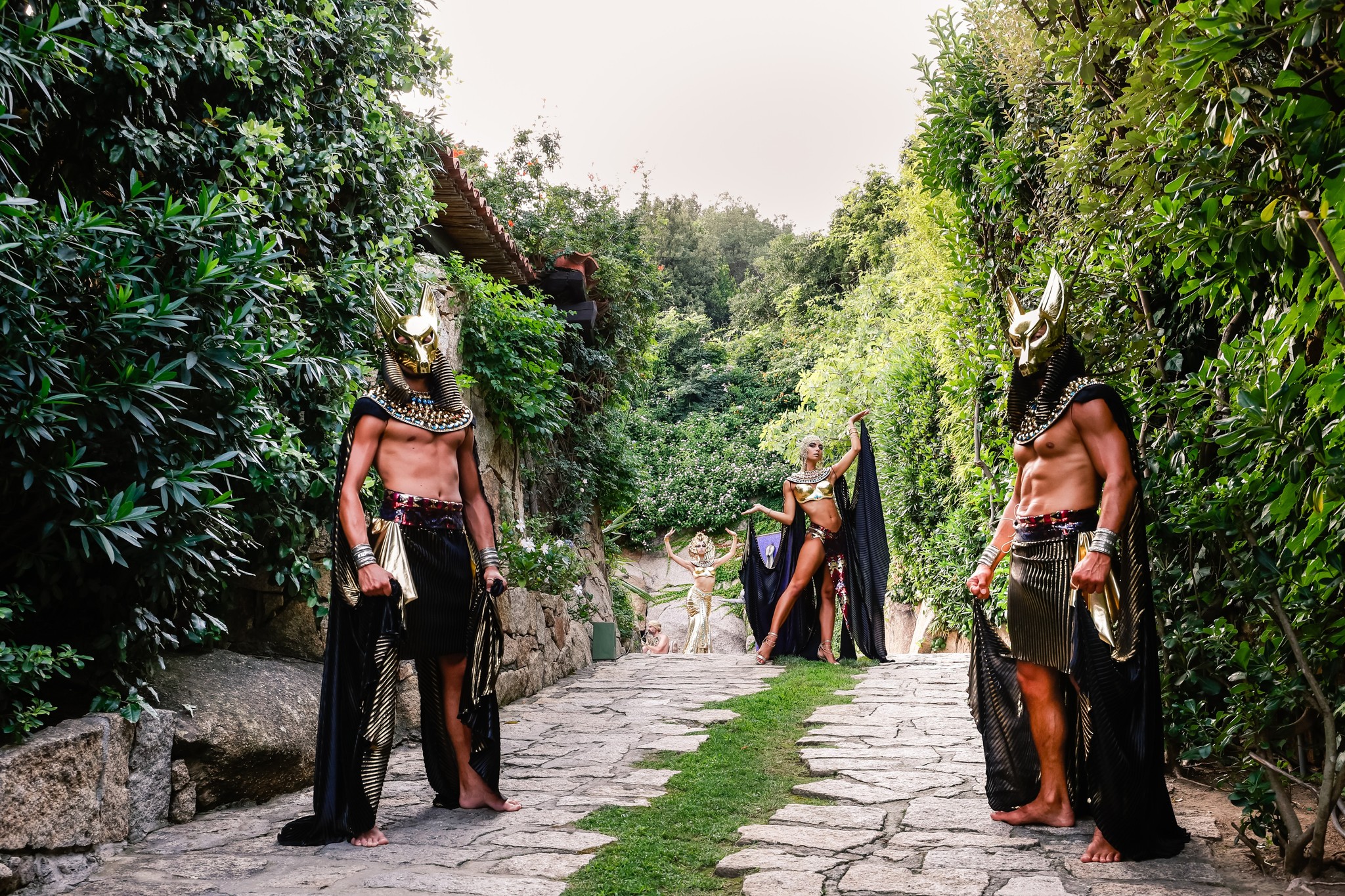 Artisti in costume posano in un sentiero immerso nel verde durante un evento. - ACCAELLE Events | Organizzazione eventi e Wedding planner