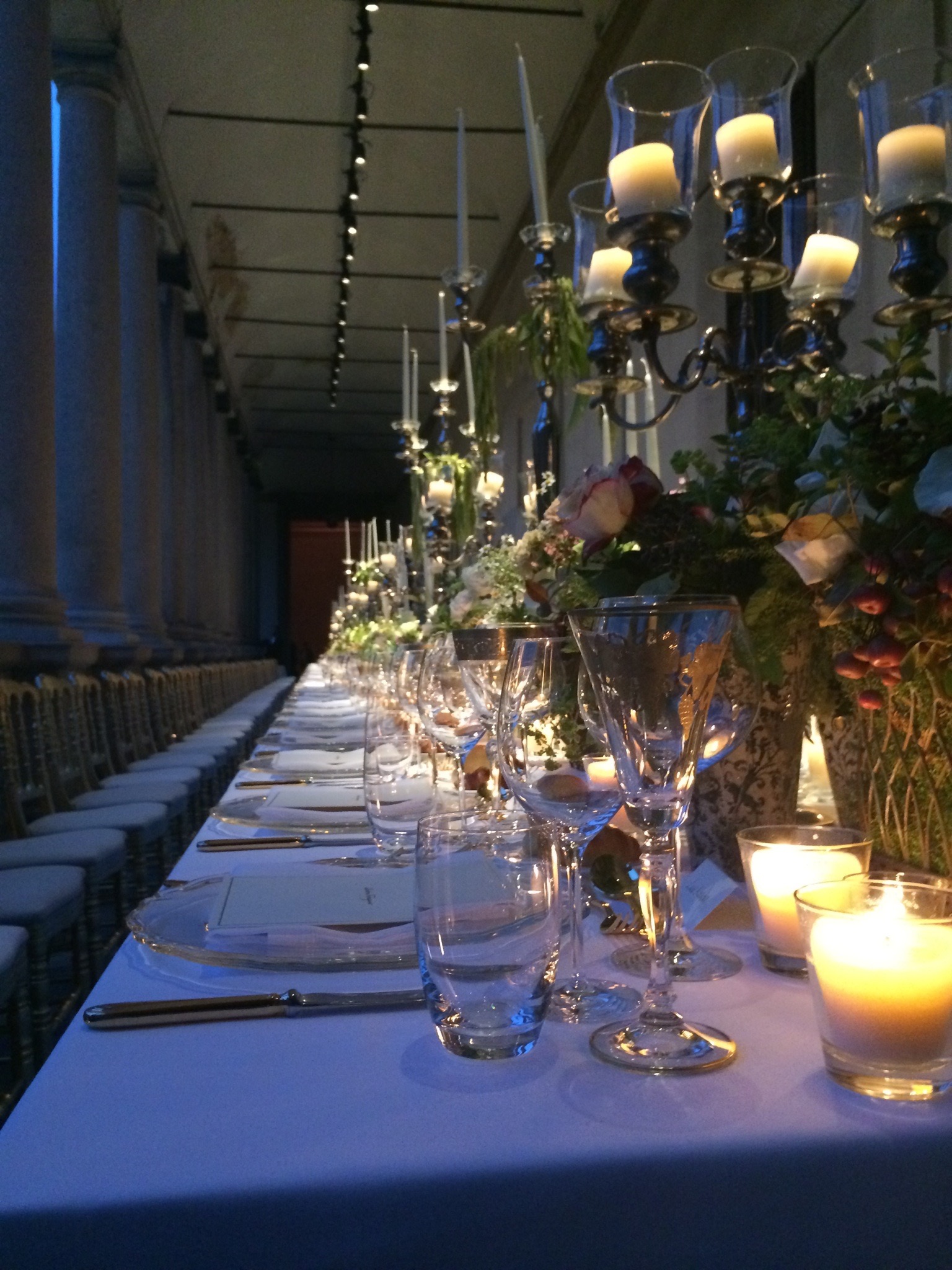 Atmosfera intima della tavola apparecchiata all'imbrunire con candele calde accese - ACCAELLE Events | Organizzazione eventi e Wedding planner