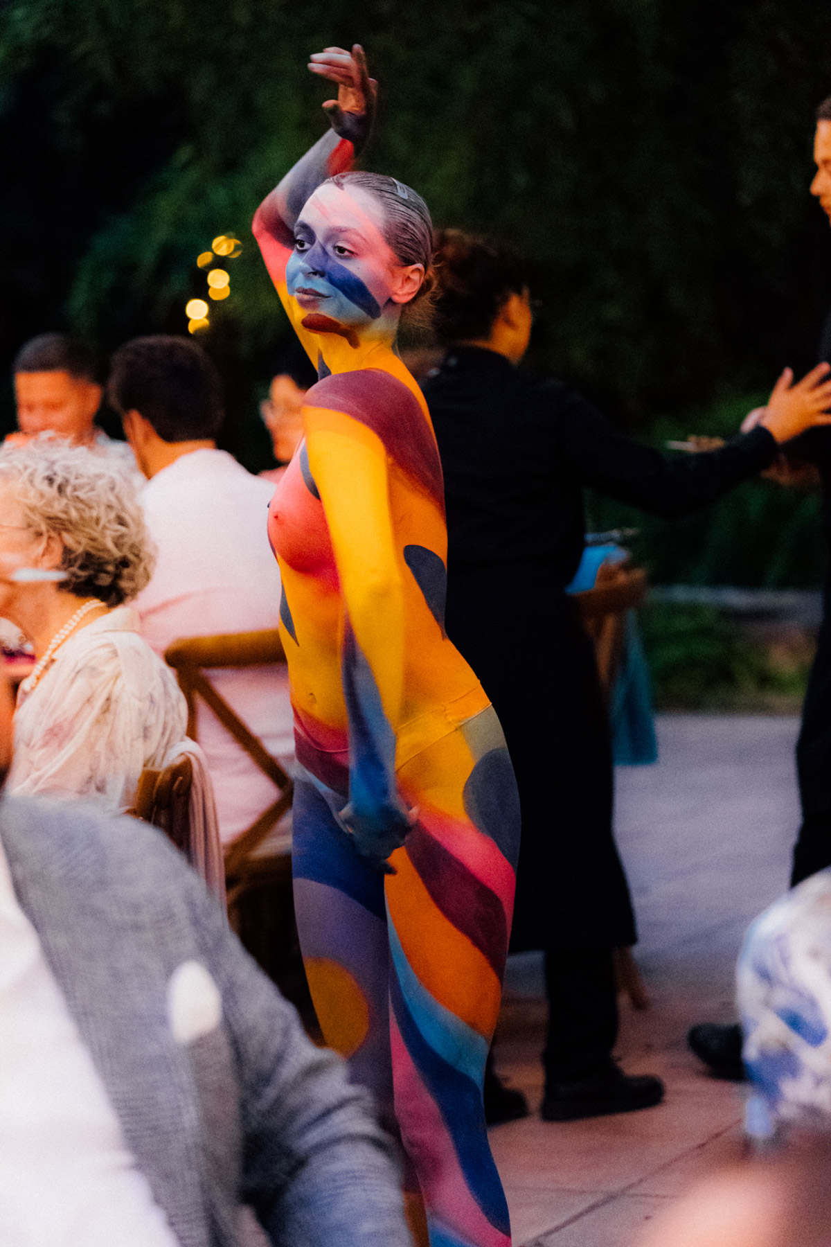 Ballerina che danza ricoperta da pittura con colori accesi - ACCAELLE Events | Organizzazione eventi e Wedding planner