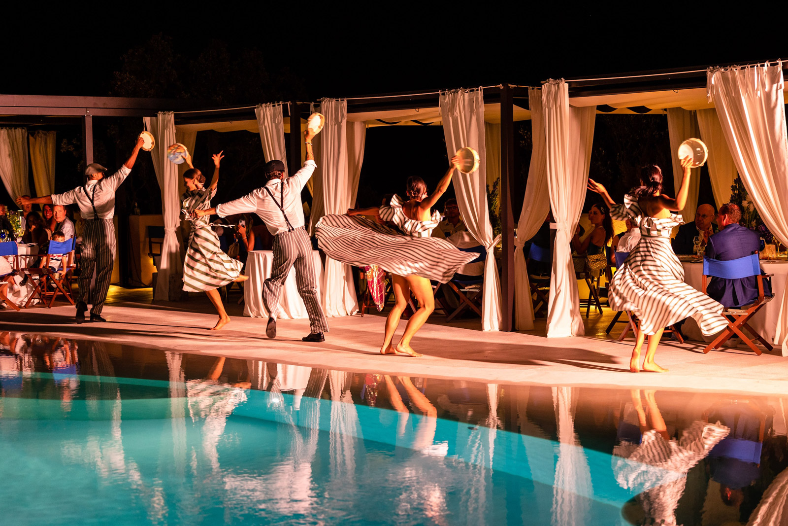Ballerini che si esibiscono a bordo piscina di sera - ACCAELLE Events | Organizzazione eventi e Wedding planner
