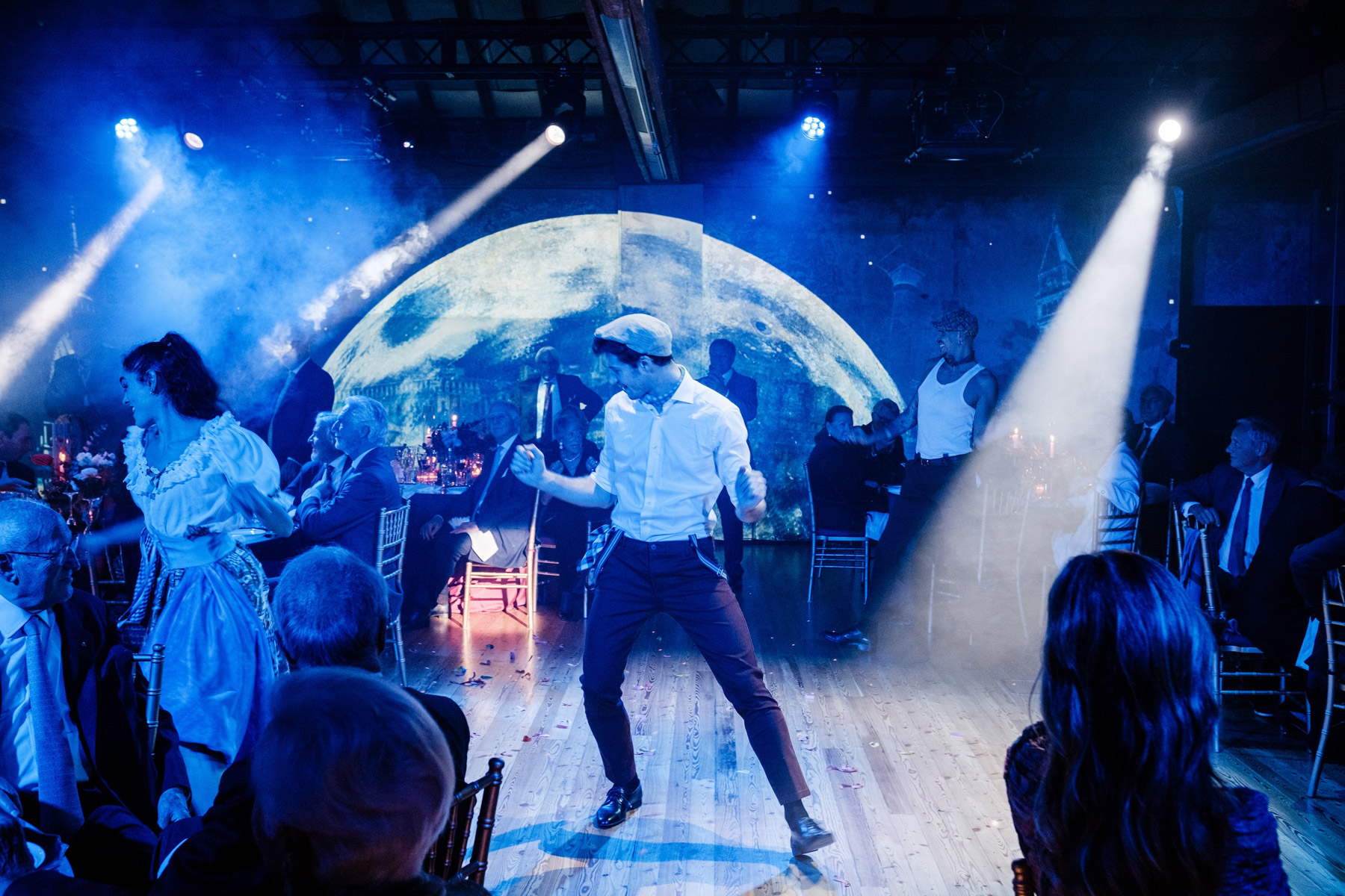 Ballerino sulla pista da ballo circondato da invitati sotto luci azzurre. - ACCAELLE Events | Organizzazione eventi e Wedding planner