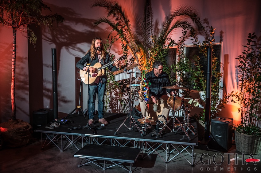 Band musicale dal vivo che si esibisce sul palco durante un evento serale di Gotha Cosmetics. - ACCAELLE Events | Organizzazione eventi e Wedding planner