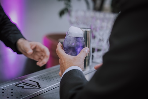 Cockatail di colore viola che viene passato all'ospite - ACCAELLE Events | Organizzazione eventi e Wedding planner