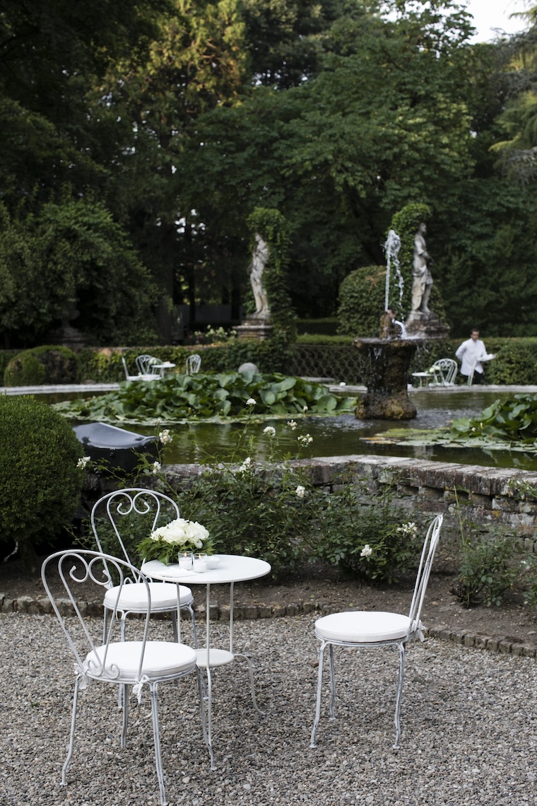 Cortile con siepi basse verdi e fontane con alberi sullo sfondov - ACCAELLE Events | Organizzazione eventi e Wedding planner