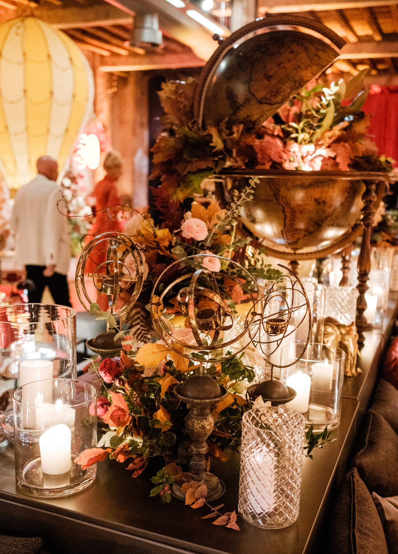 Decorazione floreale con luci calde - ACCAELLE Events | Organizzazione eventi e Wedding planner
