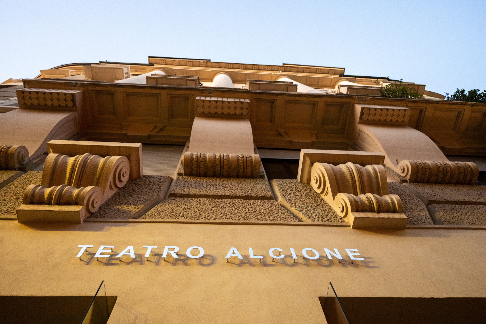 Dettaglio architettonico ravvicinato della facciata in pietra di un edificio storico. - ACCAELLE Events | Organizzazione eventi e Wedding planner