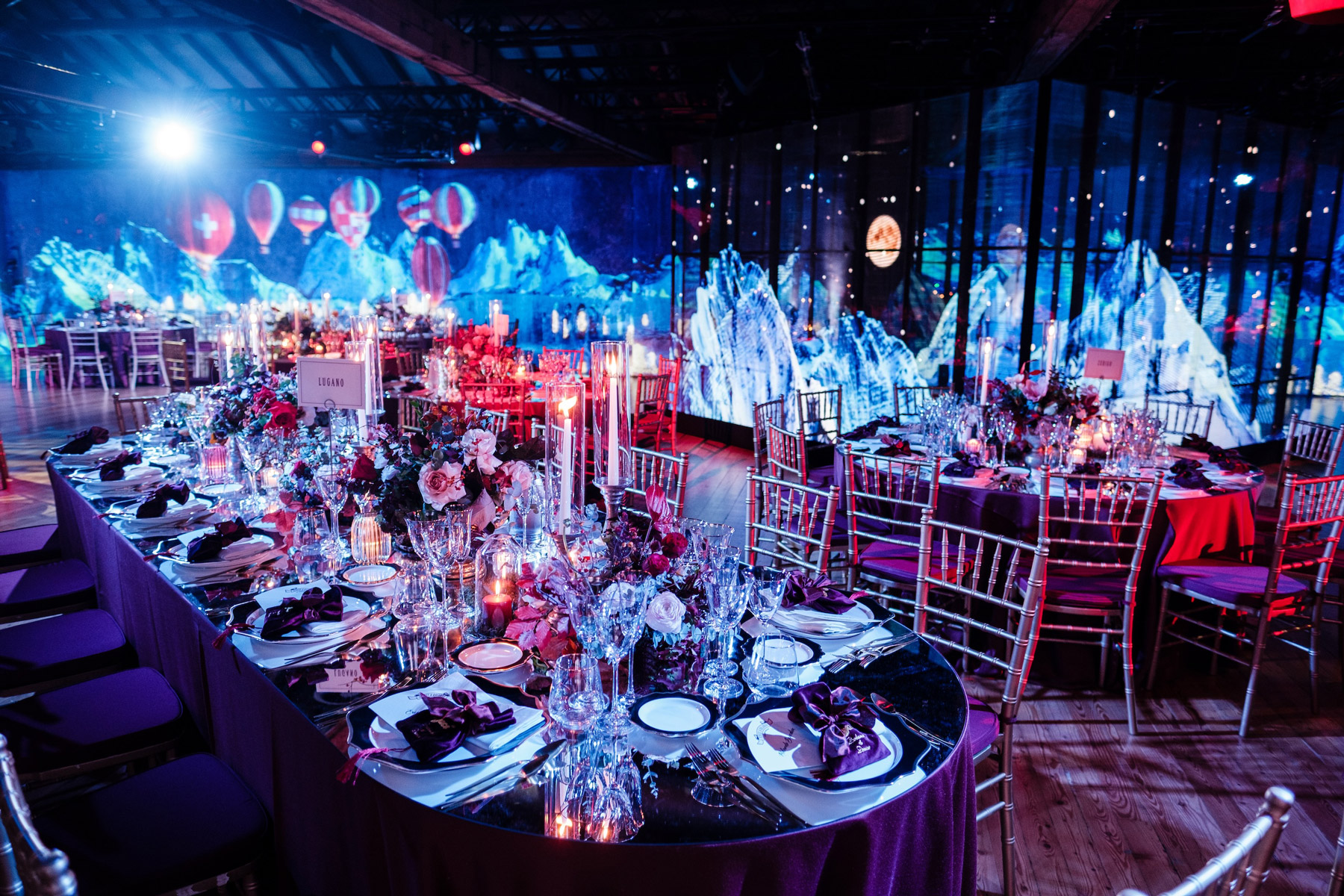 Dettaglio della sala con abiti apparecchiati in modo elegante, pareti con immagini di montagne bianche e mongolfiere - ACCAELLE Events | Organizzazione eventi e Wedding planner