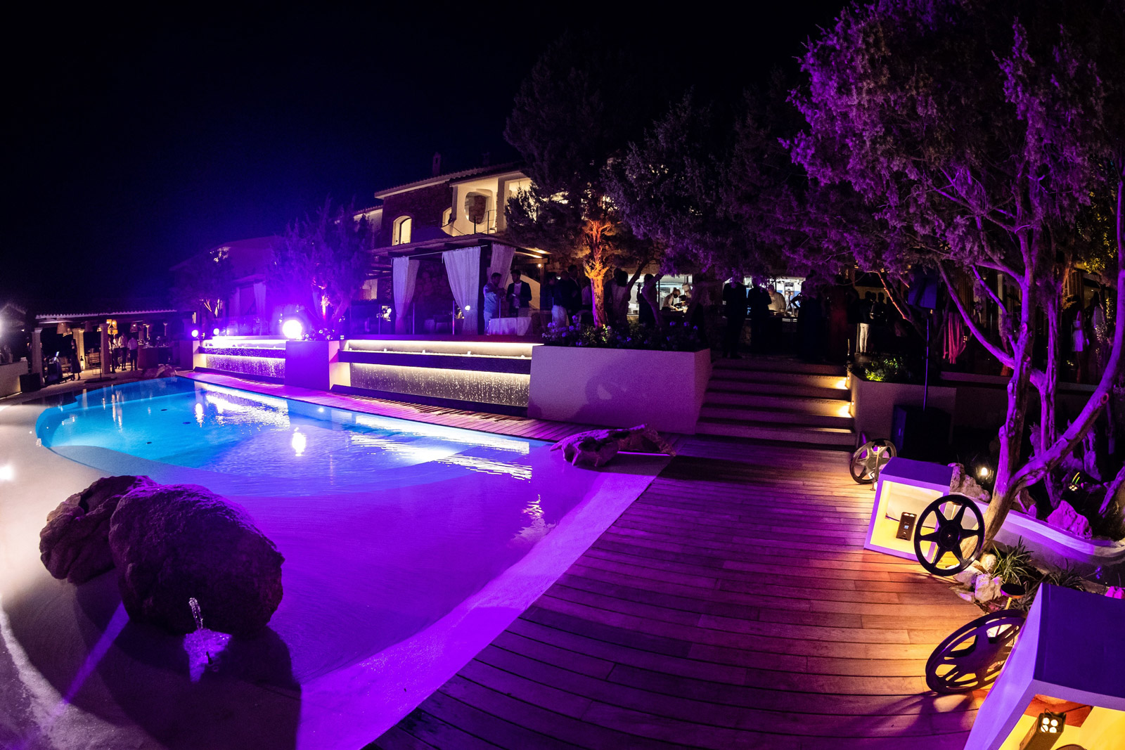 Dettaglio location con piscina e bordo piscina illuminato da luci viola - ACCAELLE Events | Organizzazione eventi e Wedding planner
