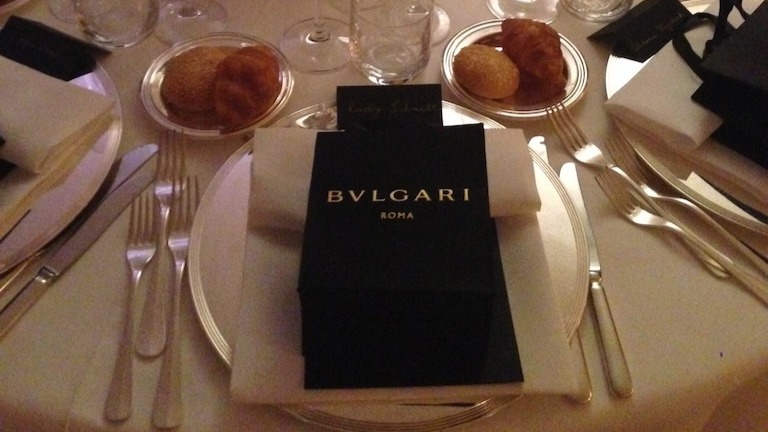 Dettaglio mise en place per un evento Bulgari Roma, con segnaposto e menu brandizzati su tovagliato elegante - ACCAELLE Events | Organizzazione eventi e Wedding planner