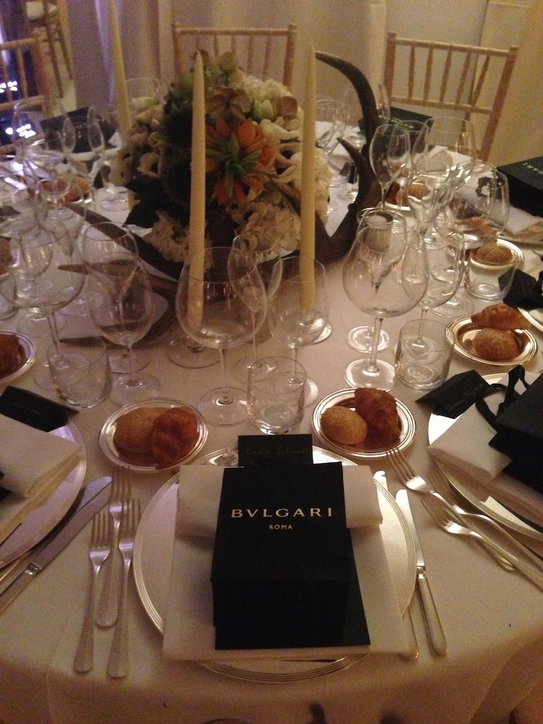 Dettaglio mise en place per un evento Bulgari Roma, con segnaposto e menu brandizzati su tovagliato elegante - ACCAELLE Events | Organizzazione eventi e Wedding planner