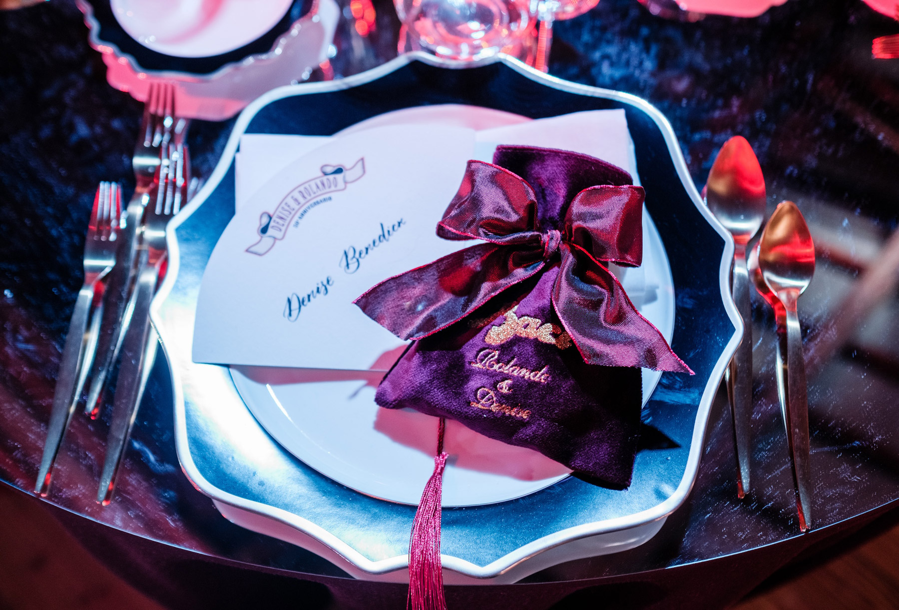 Dettaglio ravvicinato della mise en place con piatto blu  - ACCAELLE Events | Organizzazione eventi e Wedding planner