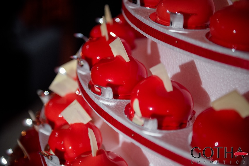 Dettaglio ravvicinato torre di pasticcini rossi con decorazioni bianche, servita durante un evento aziendale Gotha Cosmetics. - ACCAELLE Events | Organizzazione eventi e Wedding planner