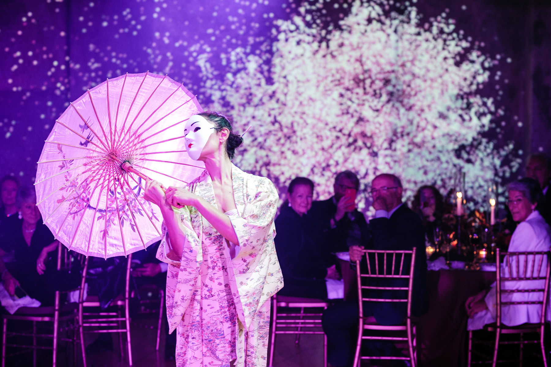 Donna cinese che danza con un ombrello - ACCAELLE Events | Organizzazione eventi e Wedding planner