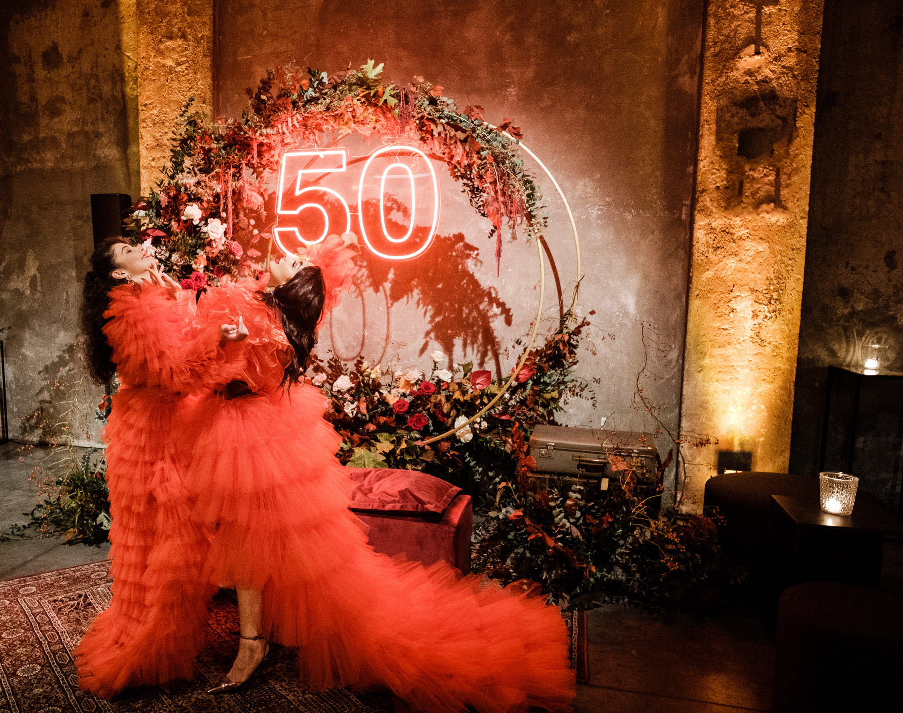 Donne con abiti rossi lunghi che si abbracciano  - ACCAELLE Events | Organizzazione eventi e Wedding planner