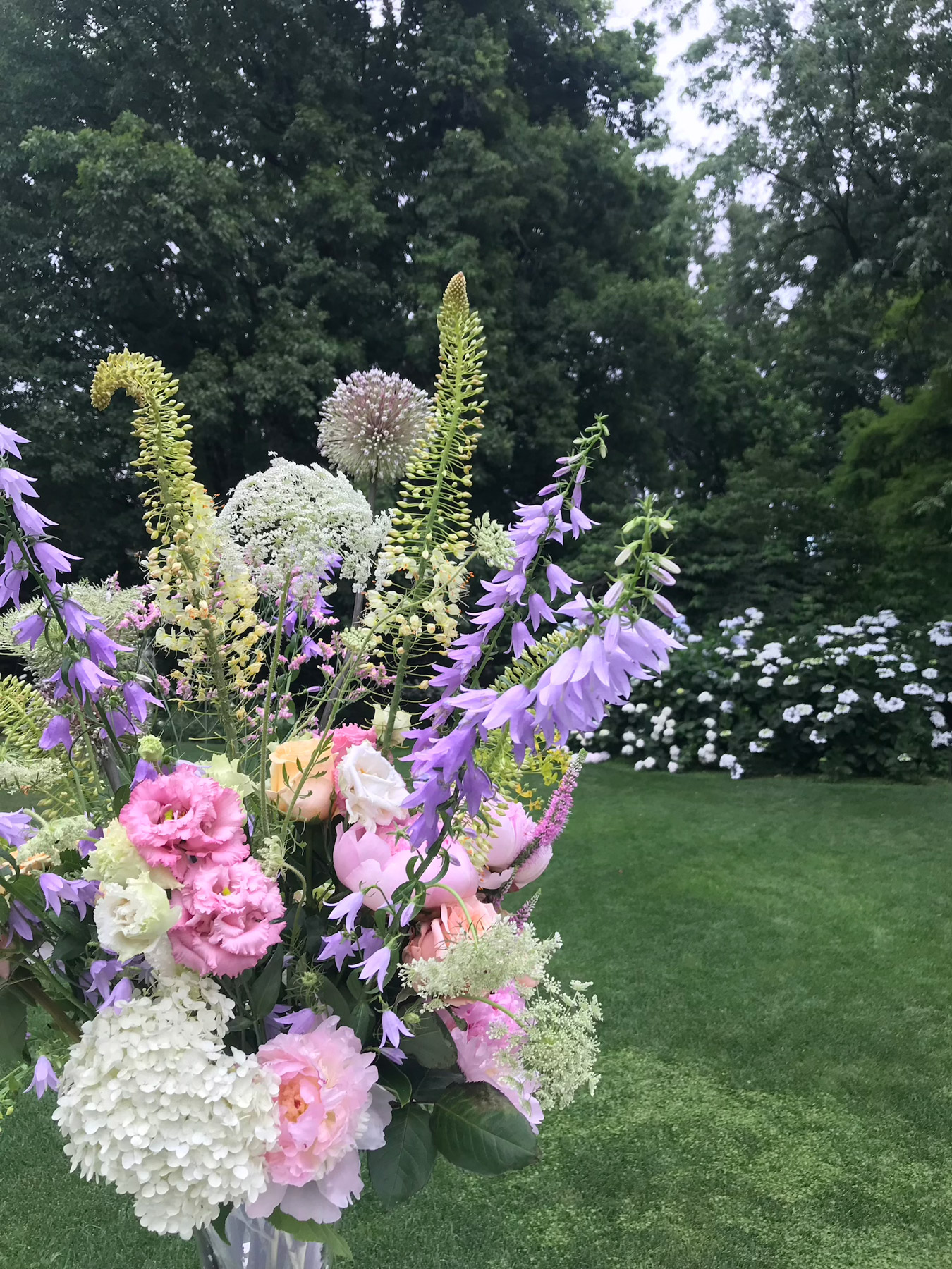 Fiori con sfondo boschivo - ACCAELLE Events | Organizzazione eventi e Wedding planner
