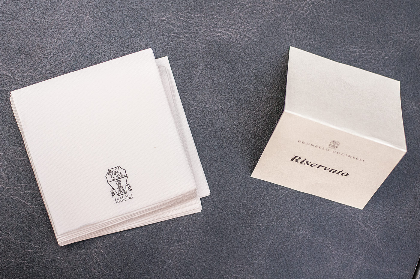 Fogli per riservare posti per ospiti su un fondo scuro - ACCAELLE Events | Organizzazione eventi e Wedding planner