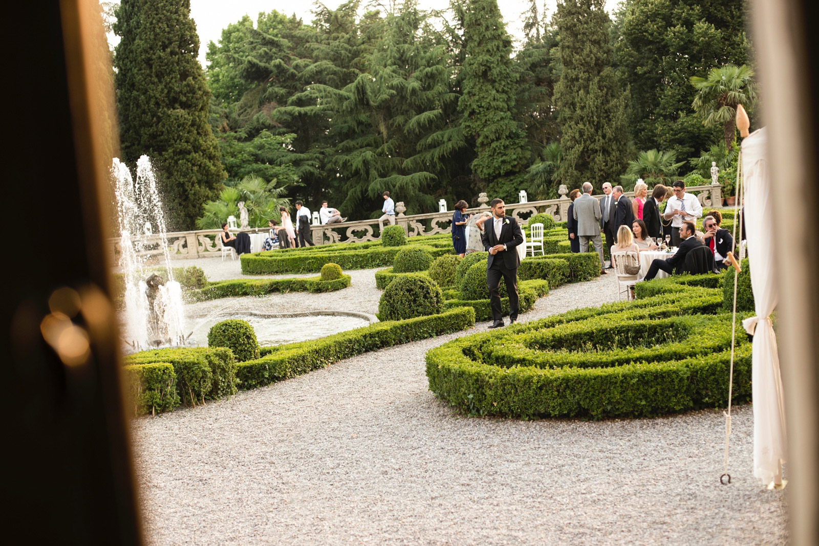 Giardino di una villa con ospiti che camminano durante il giorno - ACCAELLE Events | Organizzazione eventi e Wedding planner