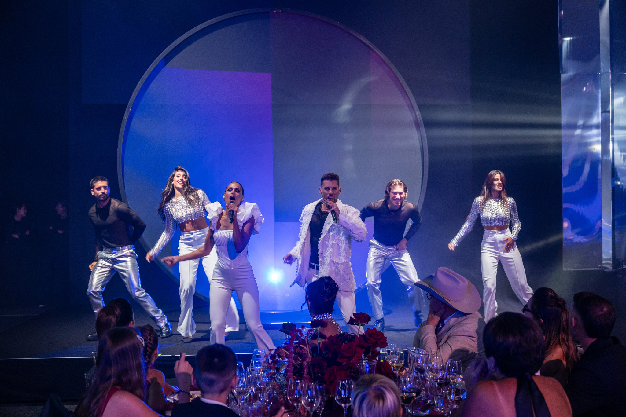 Gruppo musicale che si esibisce live sul palco sotto luci blu e bianche - ACCAELLE Events | Organizzazione eventi e Wedding planner