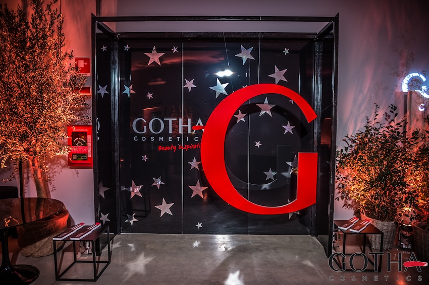 Installazione con logo Gotha Cosmetics e decorazioni a tema stellato per evento aziendale. - ACCAELLE Events | Organizzazione eventi e Wedding planner