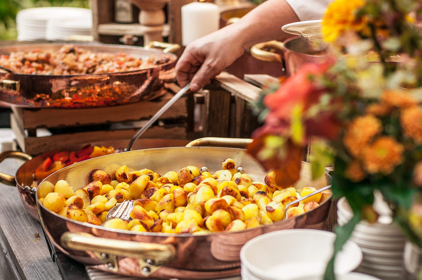  Invitato che si serve da una grande e colorata paella fumante al buffet. - ACCAELLE Events | Organizzazione eventi e Wedding planner
