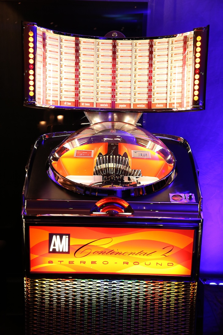 Jukebox vintage illuminato posizionato in una sala eventi con luci soffuse - ACCAELLE Events | Organizzazione eventi e Wedding planner