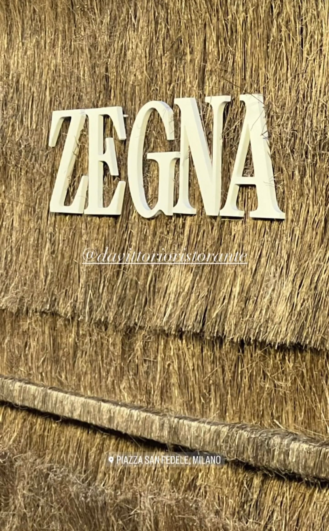 Logo Zegna su parete composta da erba essiccata - ACCAELLE Events | Organizzazione eventi e Wedding planner