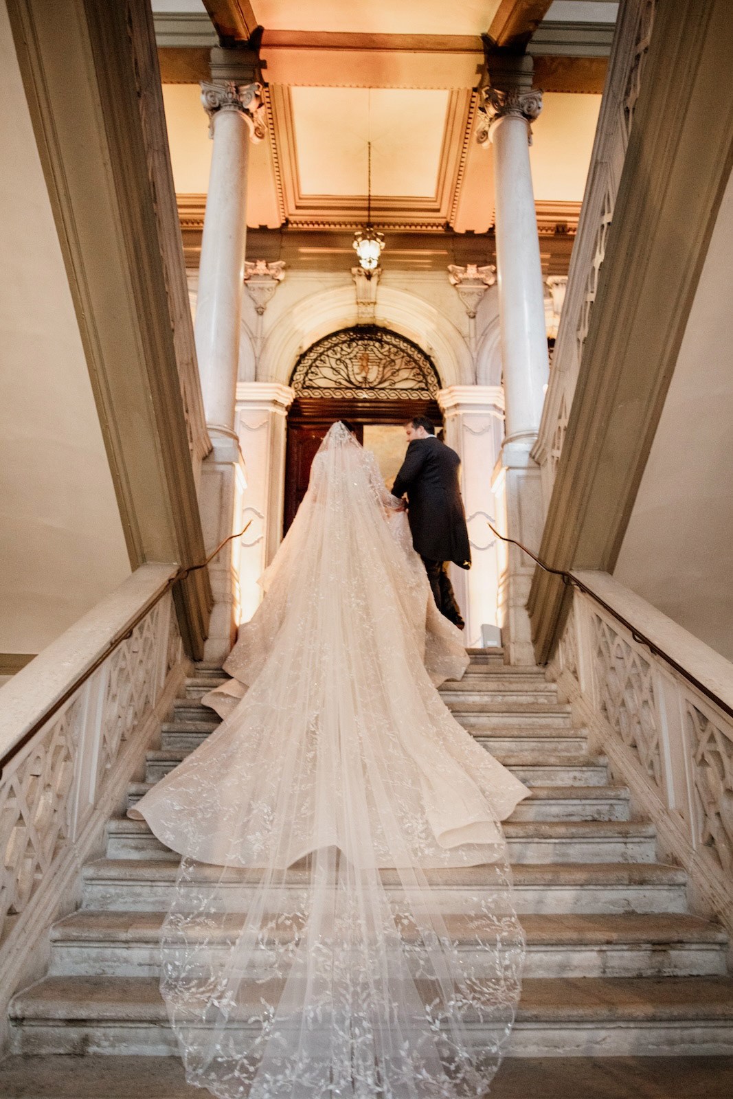 Marito e moglie che salgono le scale di un palazzo d'epoca - ACCAELLE Events | Organizzazione eventi e Wedding planner