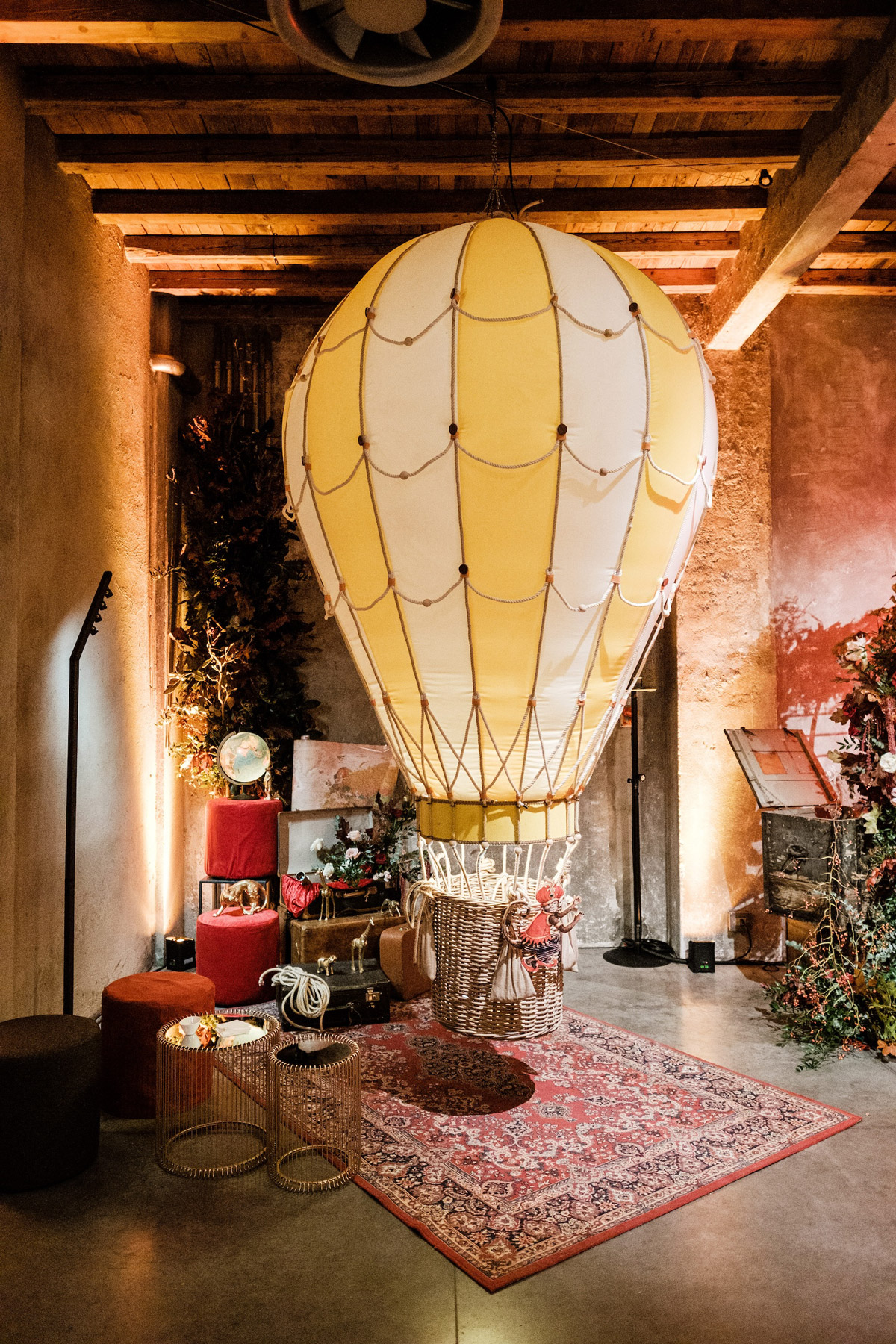 Mongolfiera giallo bianca in una sala addobbata elegantemente con decorazioni floreali - ACCAELLE Events | Organizzazione eventi e Wedding planner